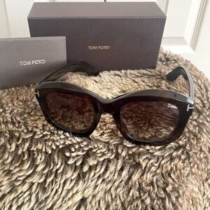 Tortoise TOM FORD Sunglasses w/box, velvet case & Auth. card. Like NEW!